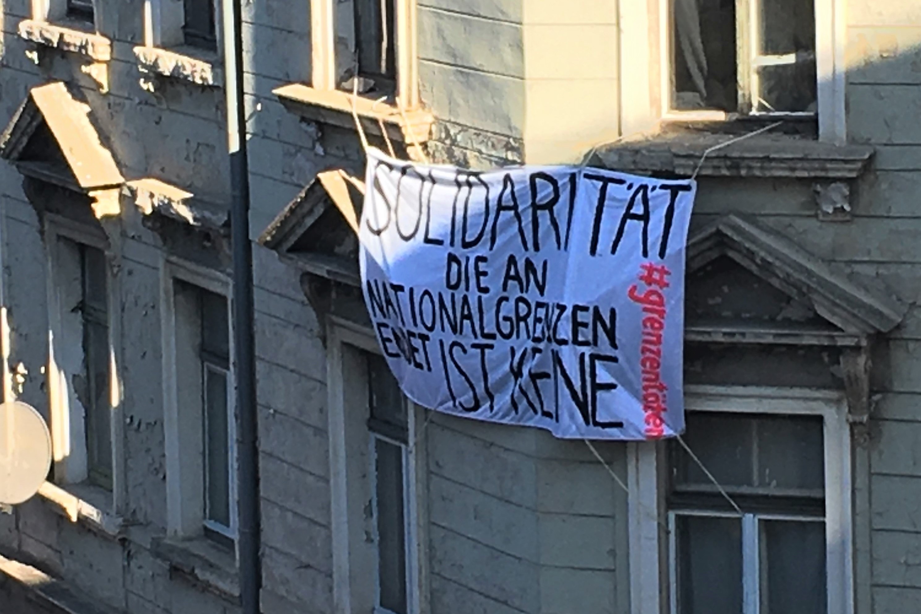 Banner 2 von 5: Solidarität, die an Nationalgrenzen, endet, ist keine! #grenzentöten