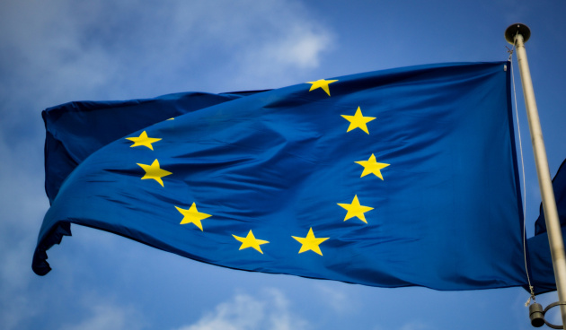 Die Europaflagge weht vor einem blauen Himmel